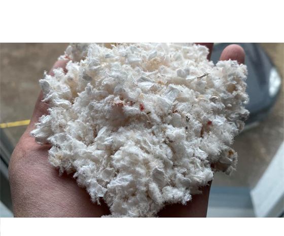 Fibre de celuloză în palmă — material termoizolant ecologic din hârtie reciclată