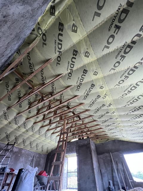 Strat de fibre de celuloză premium insuflat într-un acoperiș, finalizat în aceeași zi