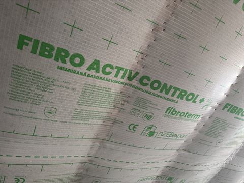 Montaj membrană barieră de vapori cu SD variabil peste izolația cu fibre de celuloză